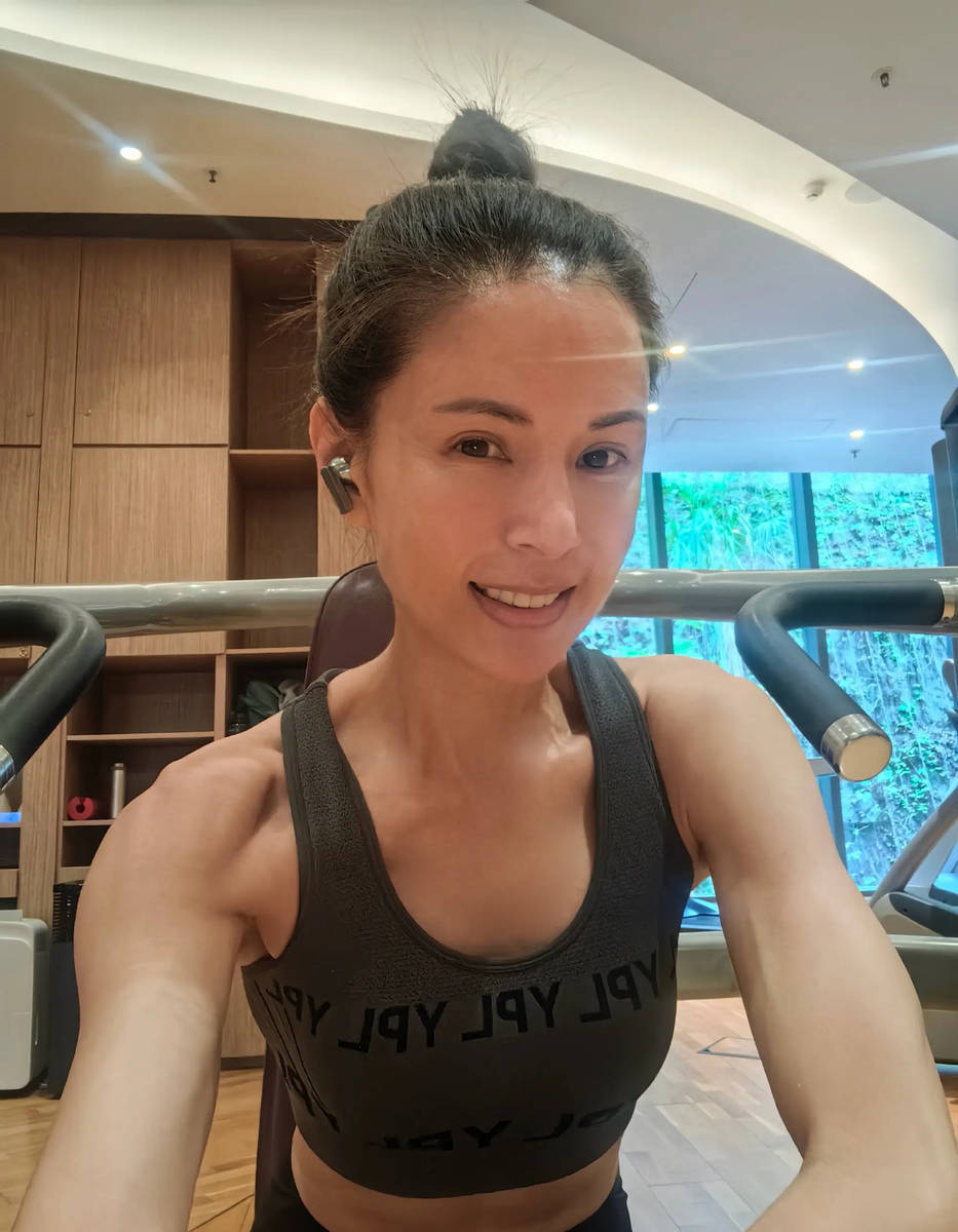 李若彤晒健身照元气满满 绽放灿烂笑容心情大好