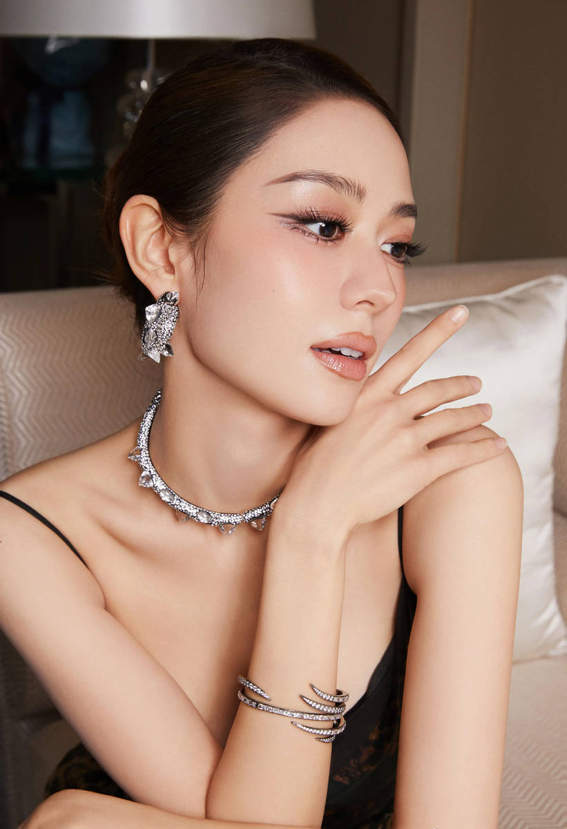 吉娜穿豹纹吊带长裙秀好身材 香肩外露性感娇艳