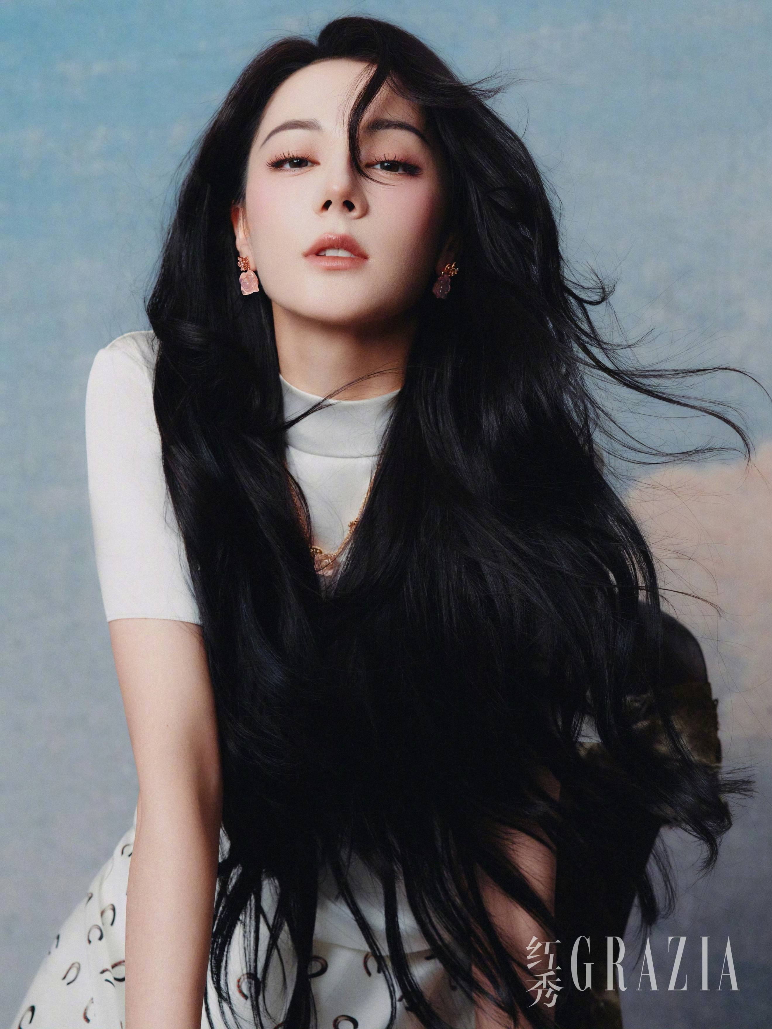 热巴化身油画公主优雅明媚 心思傲娇维握气味拉满