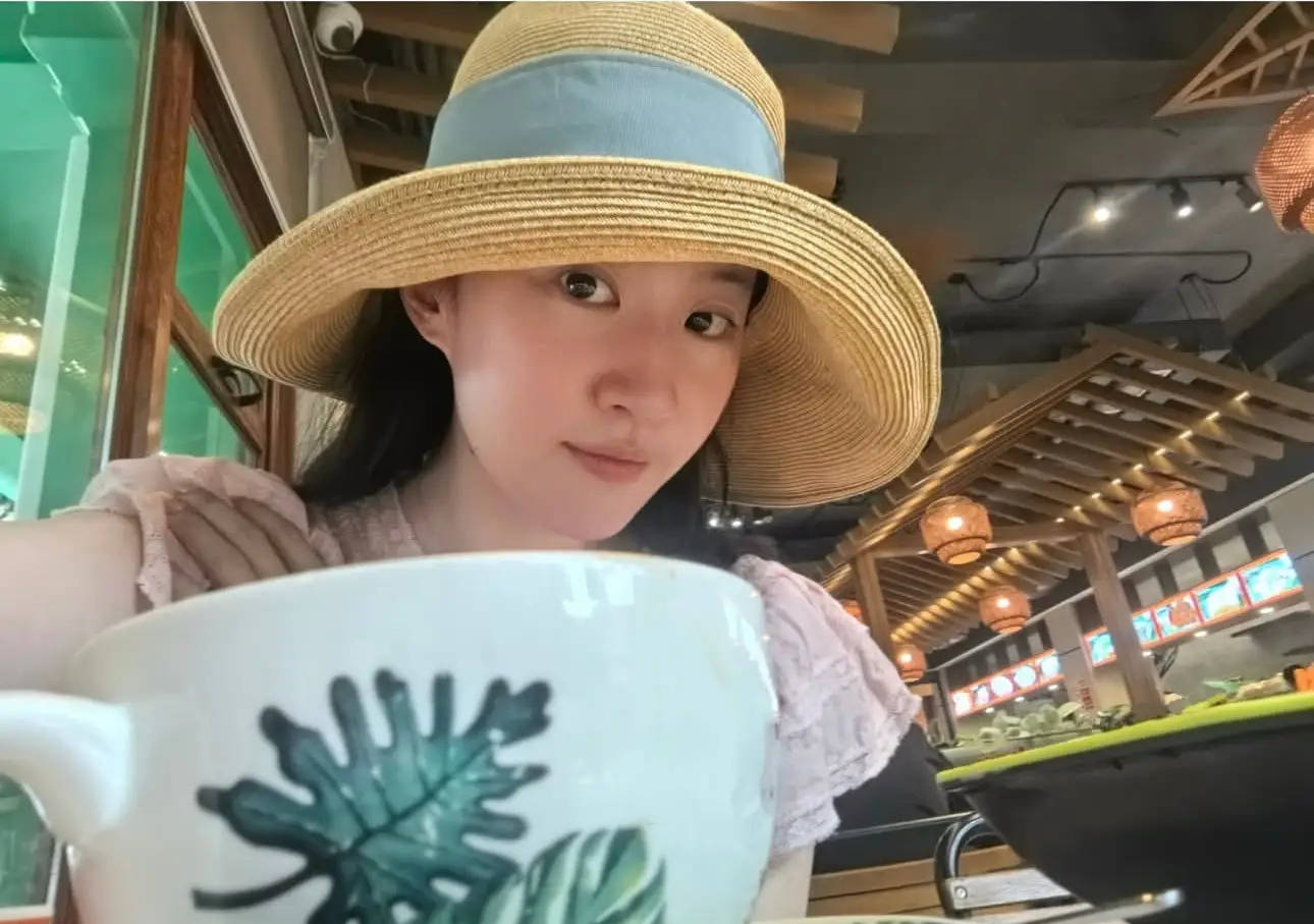 刘亦菲素颜出游优雅大方 对镜自拍神采灵动