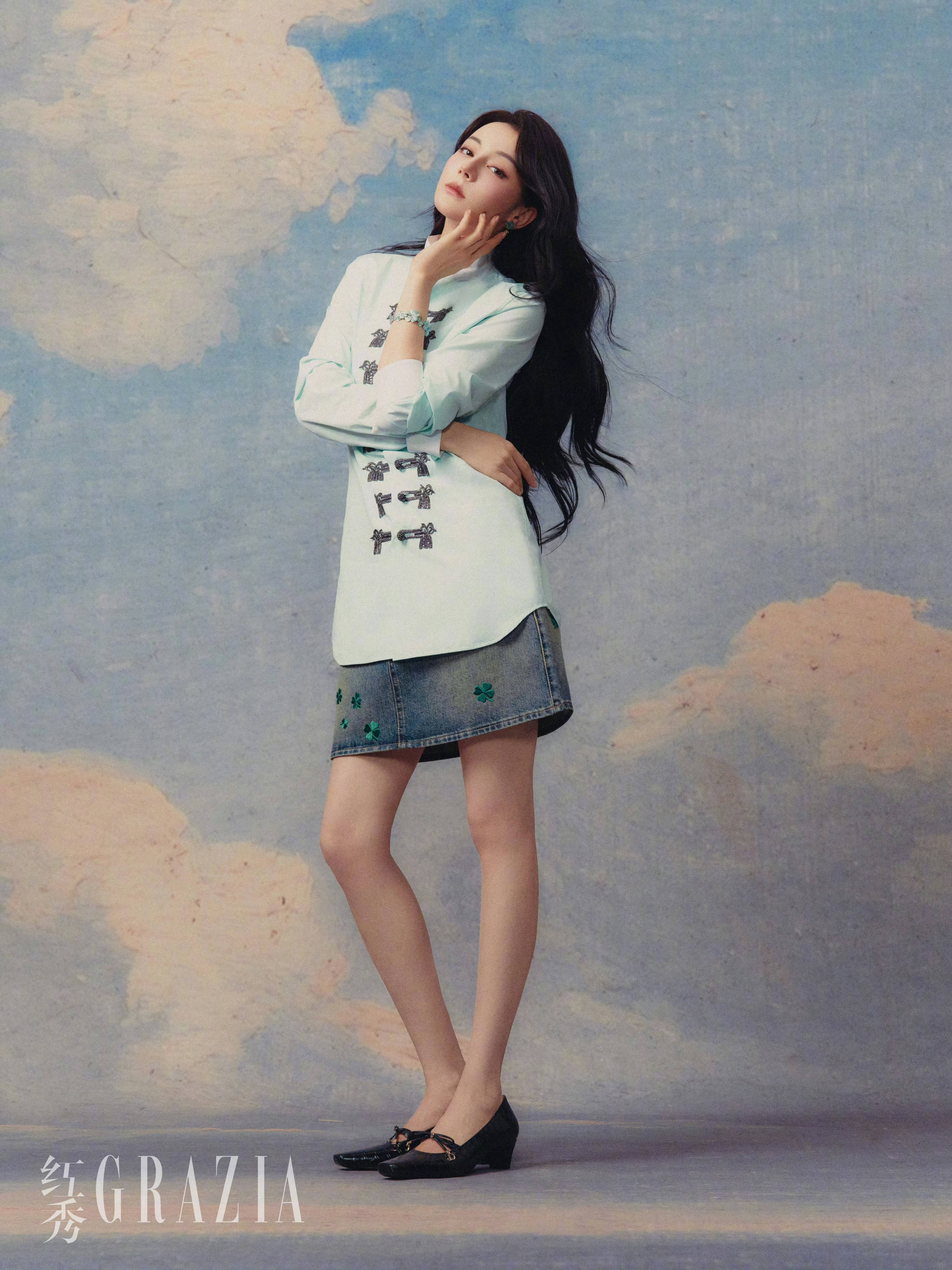 热巴化身油画公主优雅明媚 心思傲娇维握气味拉满