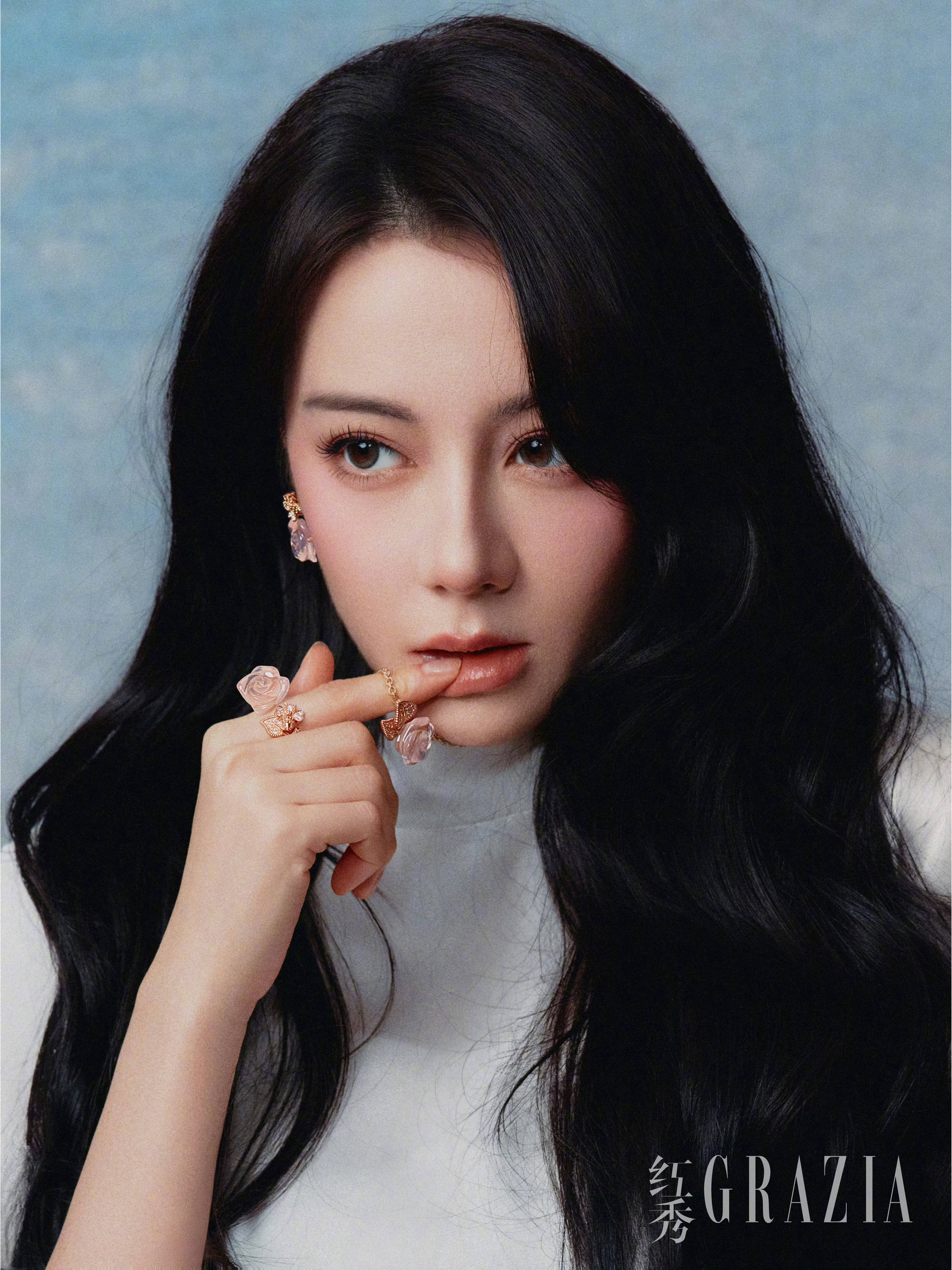 热巴化身油画公主优雅明媚 心思傲娇维握气味拉满