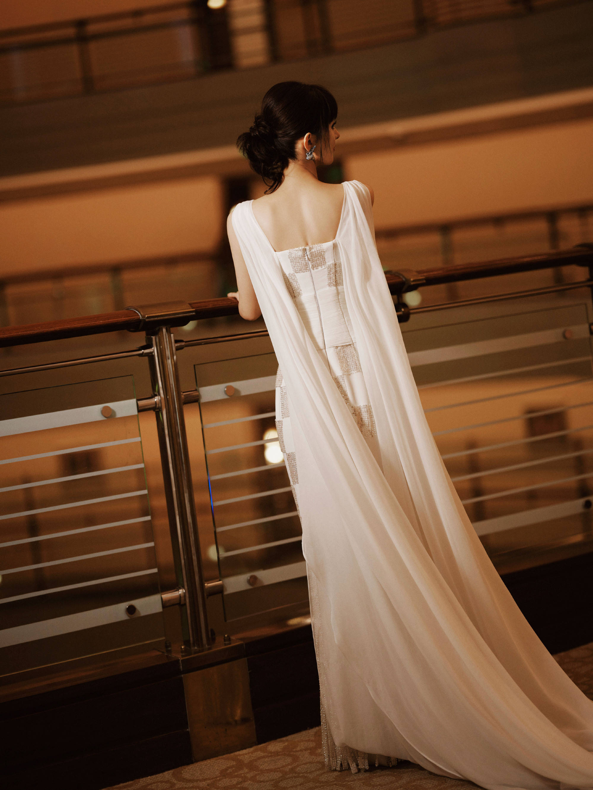 赵丽颖穿流苏裙气质优雅迷东谈主！梳都刘海发型超可儿