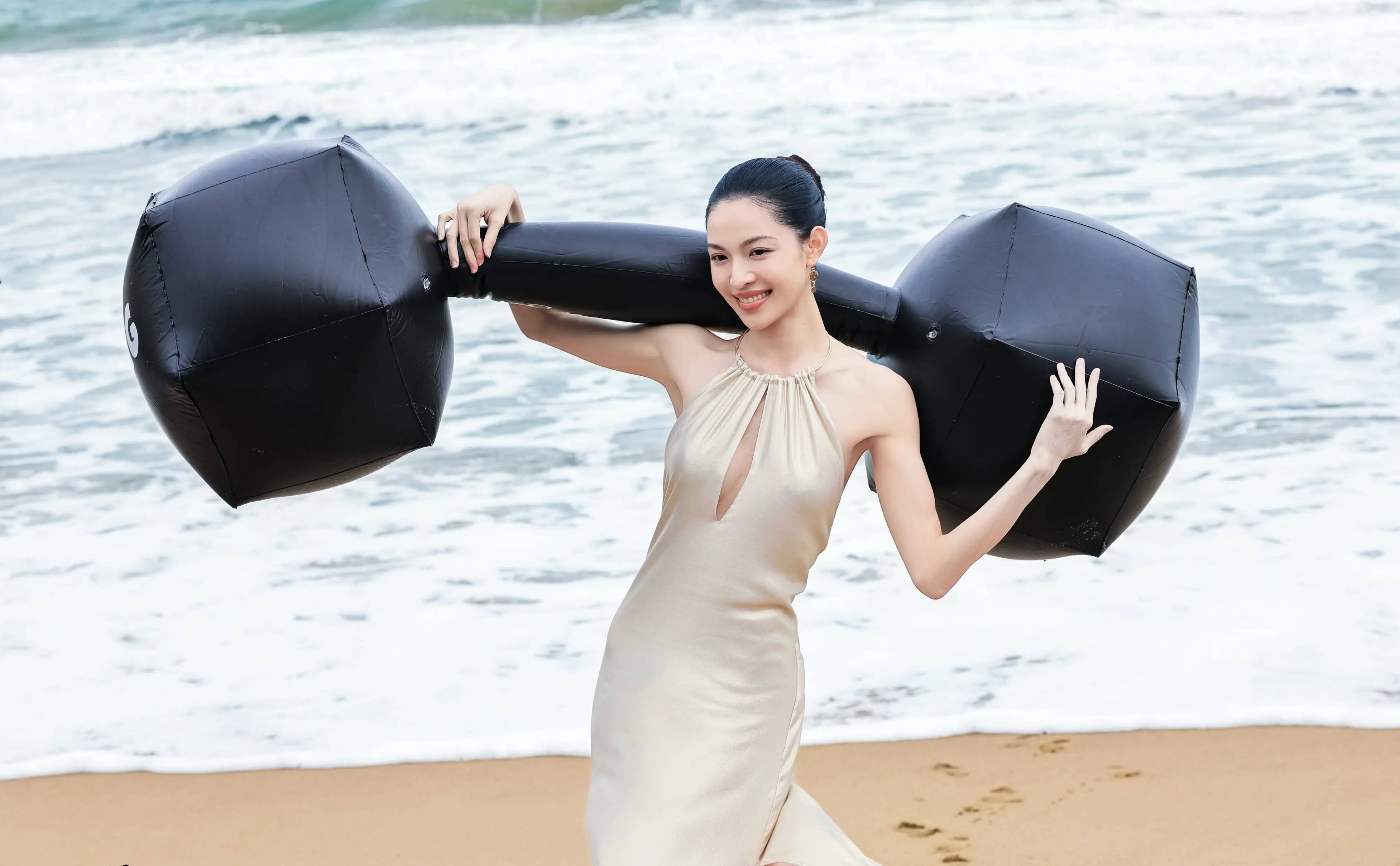 钟楚曦晒健身照大方展露手臂肌肉！健好意思躯壳超吸睛