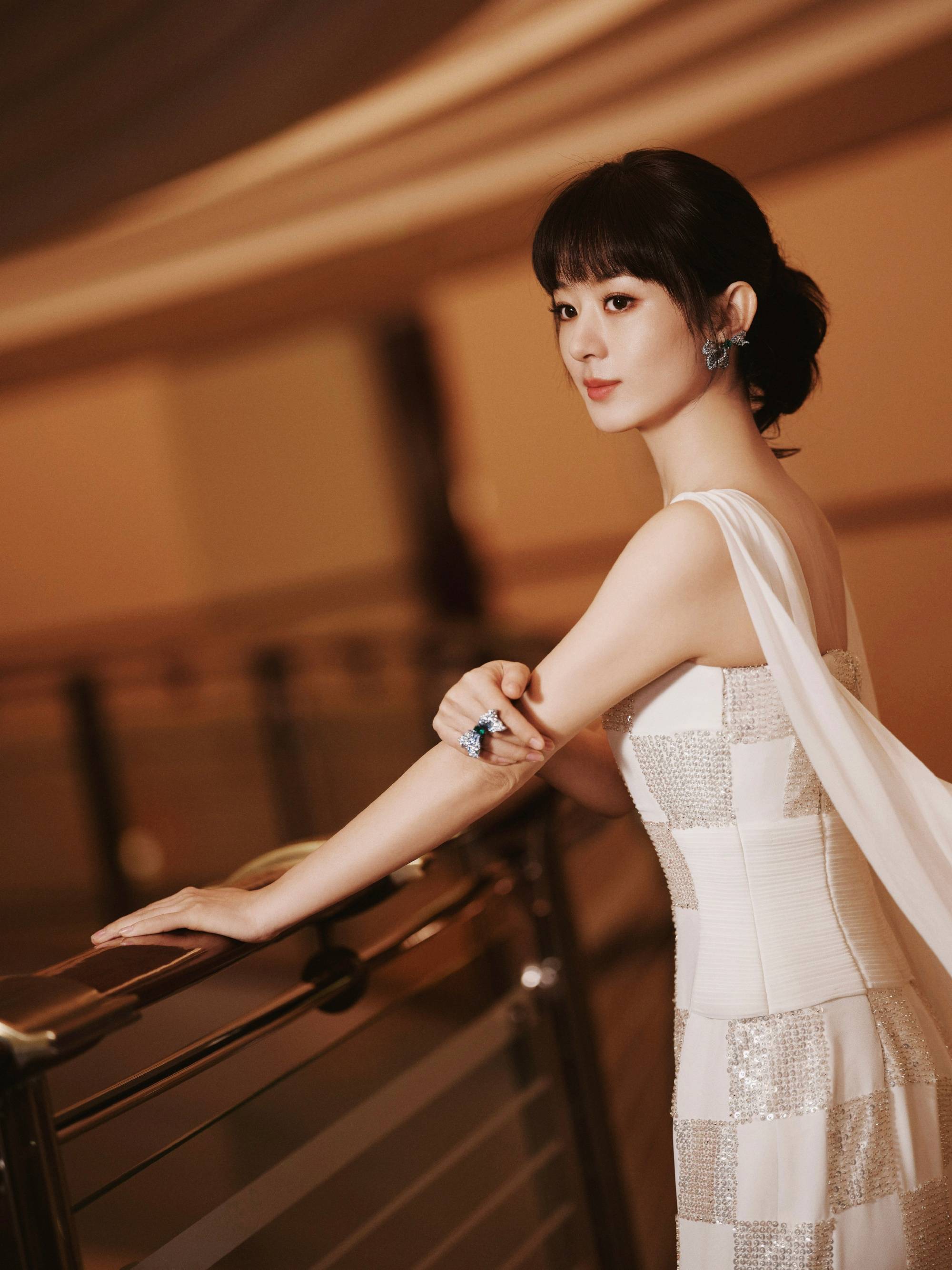 赵丽颖穿流苏裙气质优雅迷东谈主！梳都刘海发型超可儿