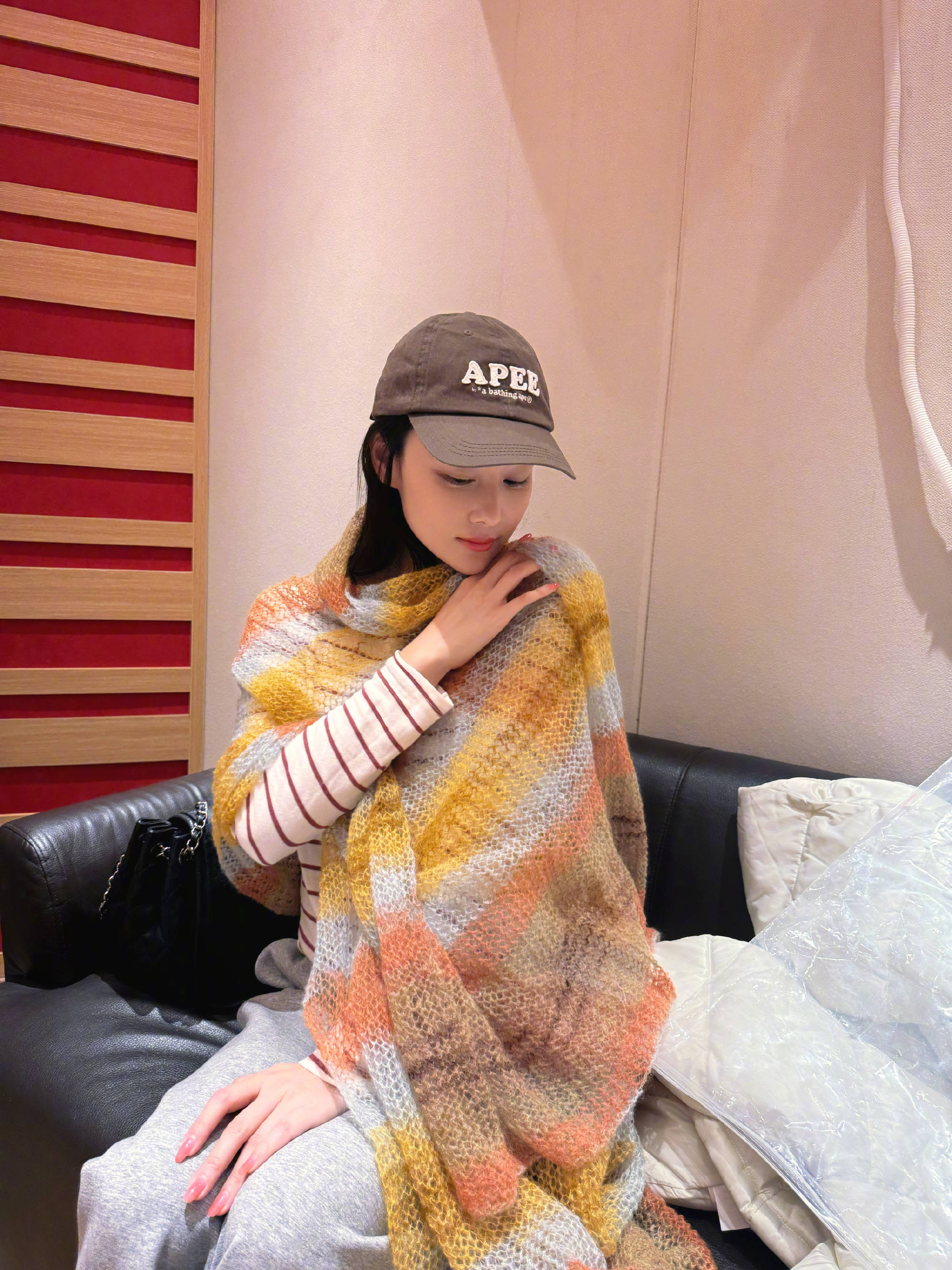 张馨予系上姆妈亲手织的领巾拍照！笑颜满面好幸福