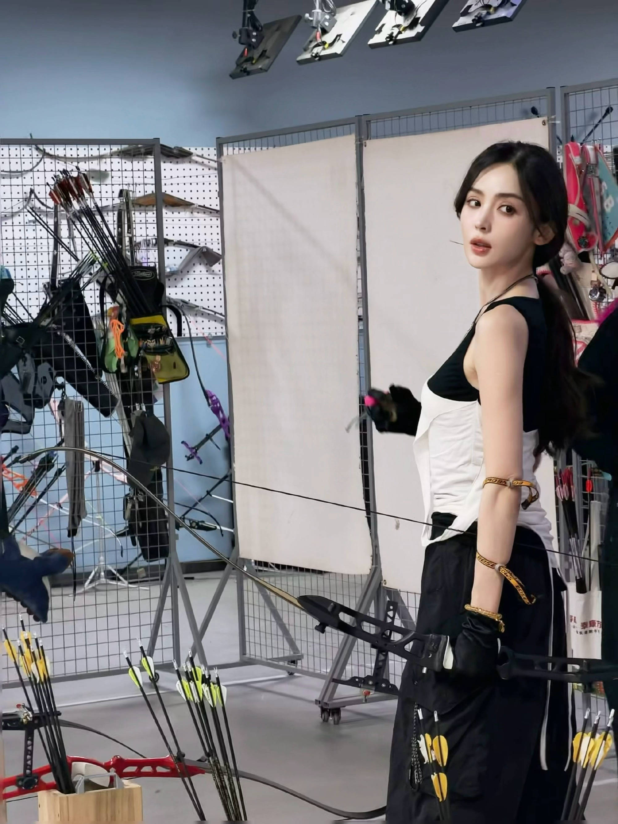 古力娜扎化身好意思女弓箭手太养眼！身姿挺拔气质在线