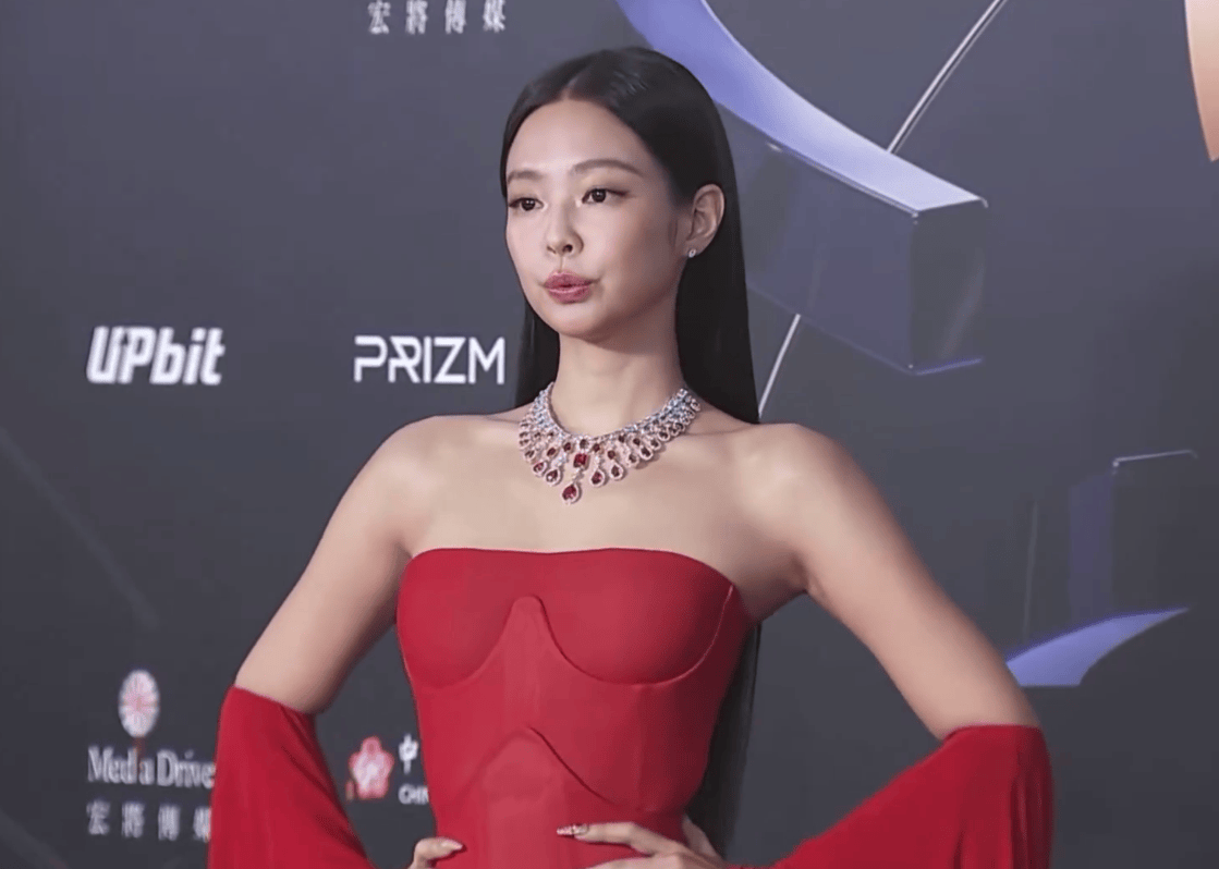 Jennie亮相红毯 穿红色抹胸裙吐舌头俏皮可人