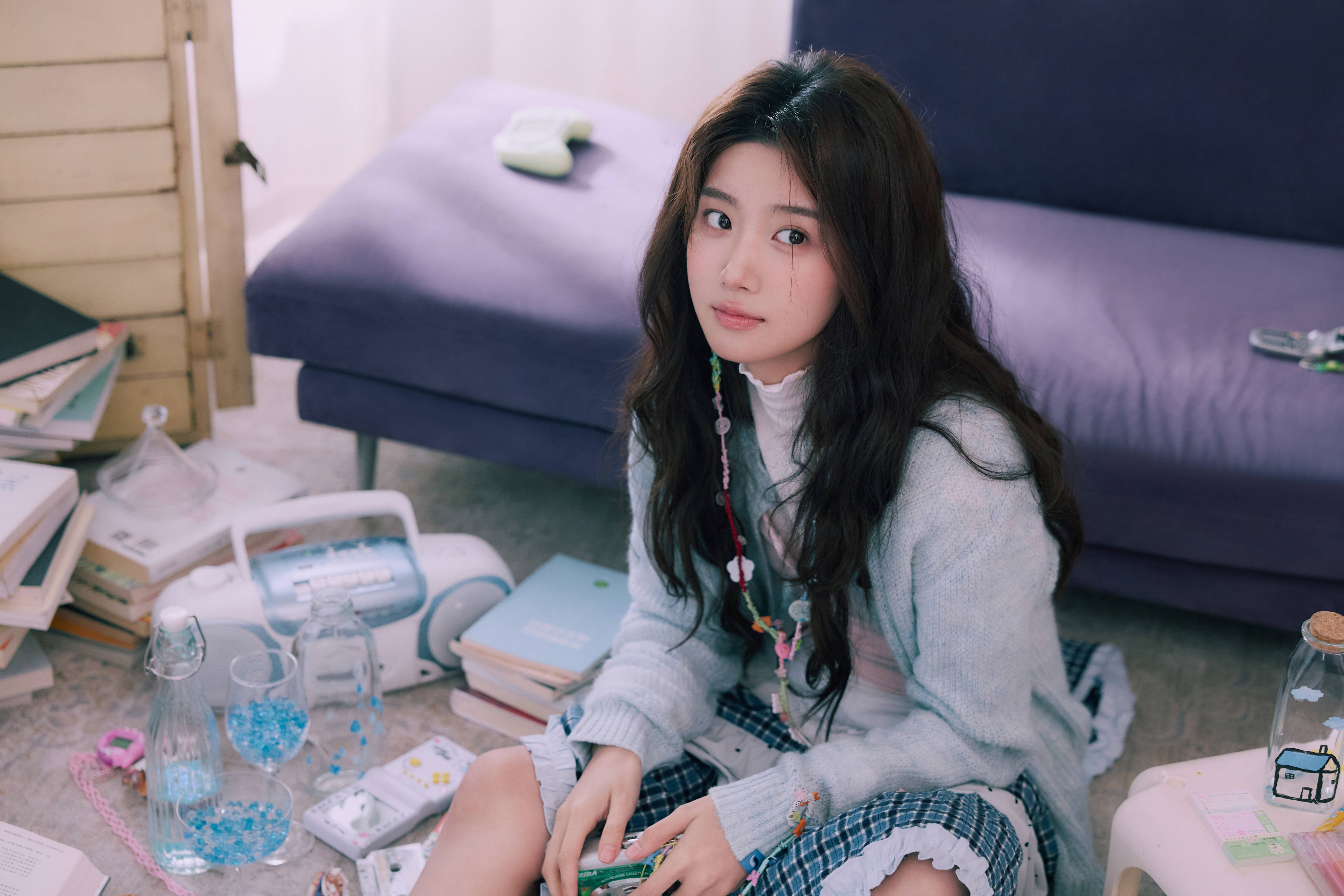 卢昱晓化身糖果青娥清纯悠闲 双手托腮灵动娇憨