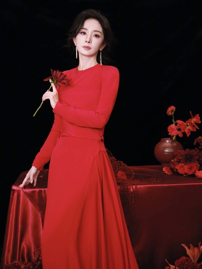 杨幂穿红裙拍摄写照 暗红丝绒强烈也慵懒