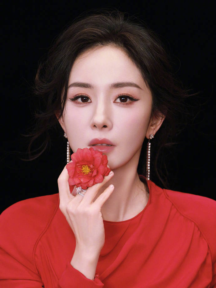 杨幂穿红裙拍摄写照 暗红丝绒强烈也慵懒