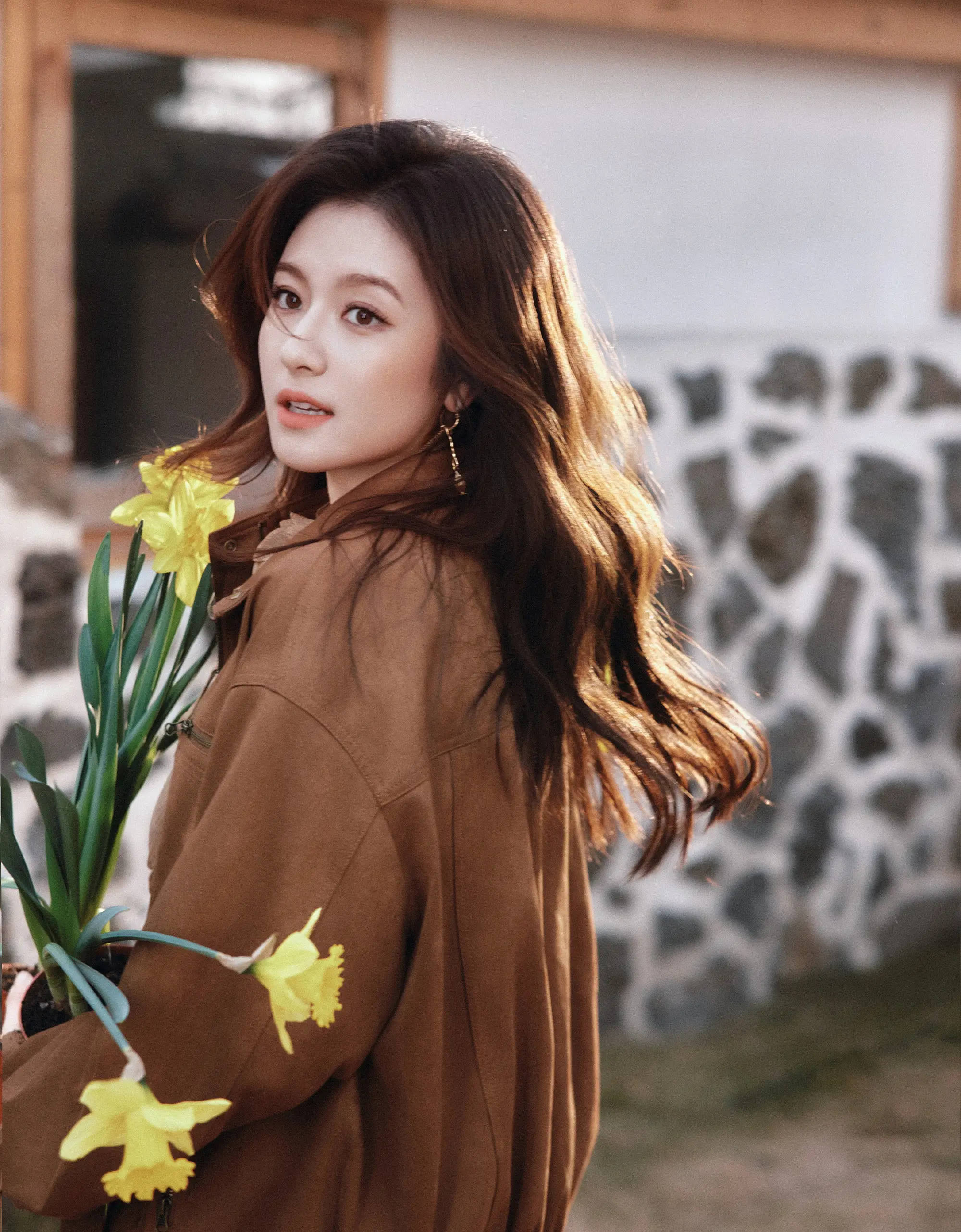 李兰迪晒棕色系穿搭 一头长鬈发尽显温婉