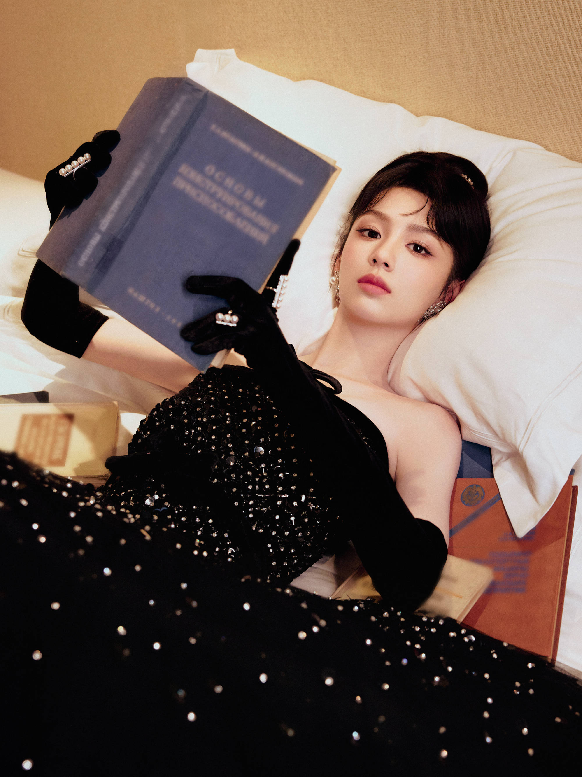 周也穿碎钻抹胸裙能干迷东说念主 似令嫒大姑娘气质优雅