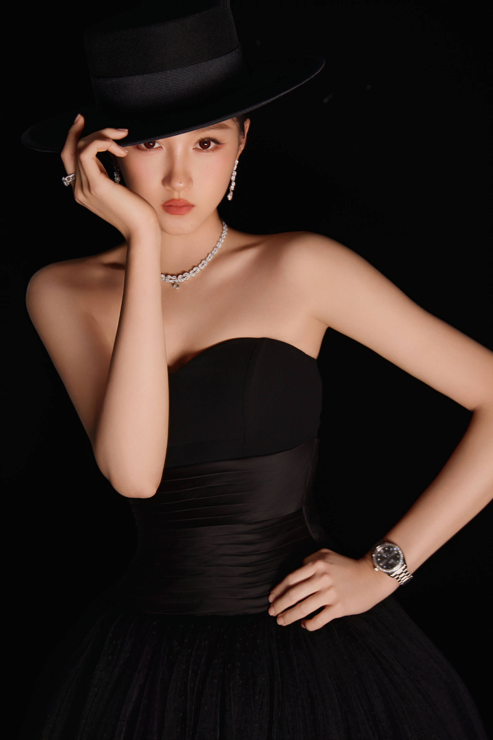 关晓彤穿抹胸纱裙配宽檐黑帽 红唇冷眸优雅又贵气