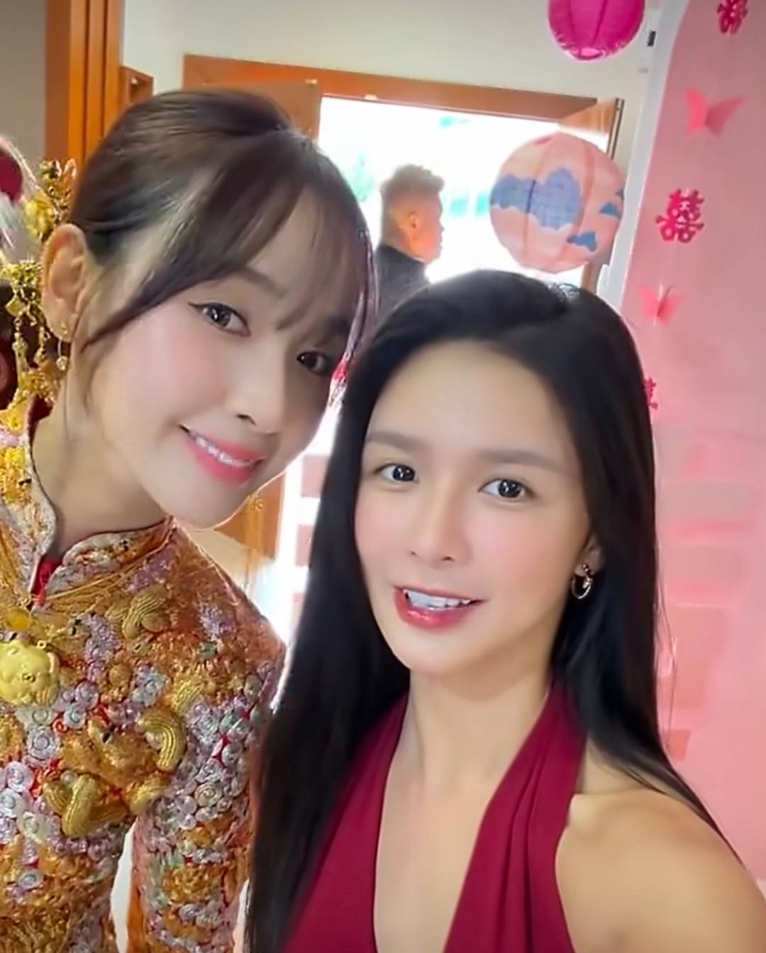 蔡卓宜现身妹妹婚典情景超好 姐妹同框颜值吸睛