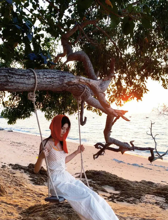 好意思神来临！鞠婧祎戴红头巾拍摄落日大片