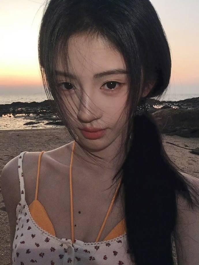 好意思神来临！鞠婧祎戴红头巾拍摄落日大片