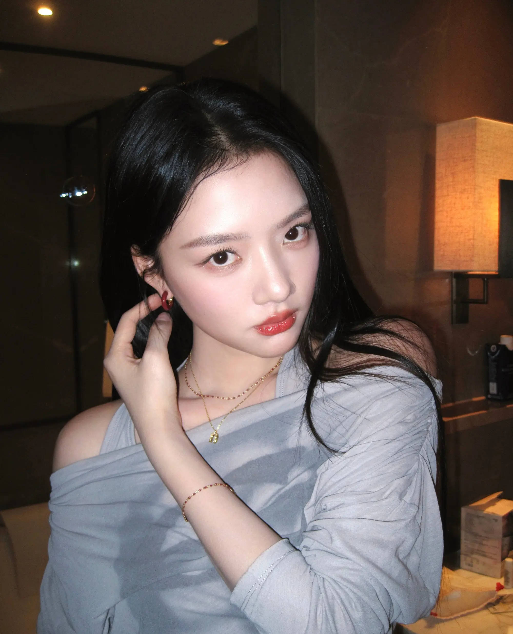 任敏随拍大秀精良锁骨 满脸胶原卵白皮肤亮到发光