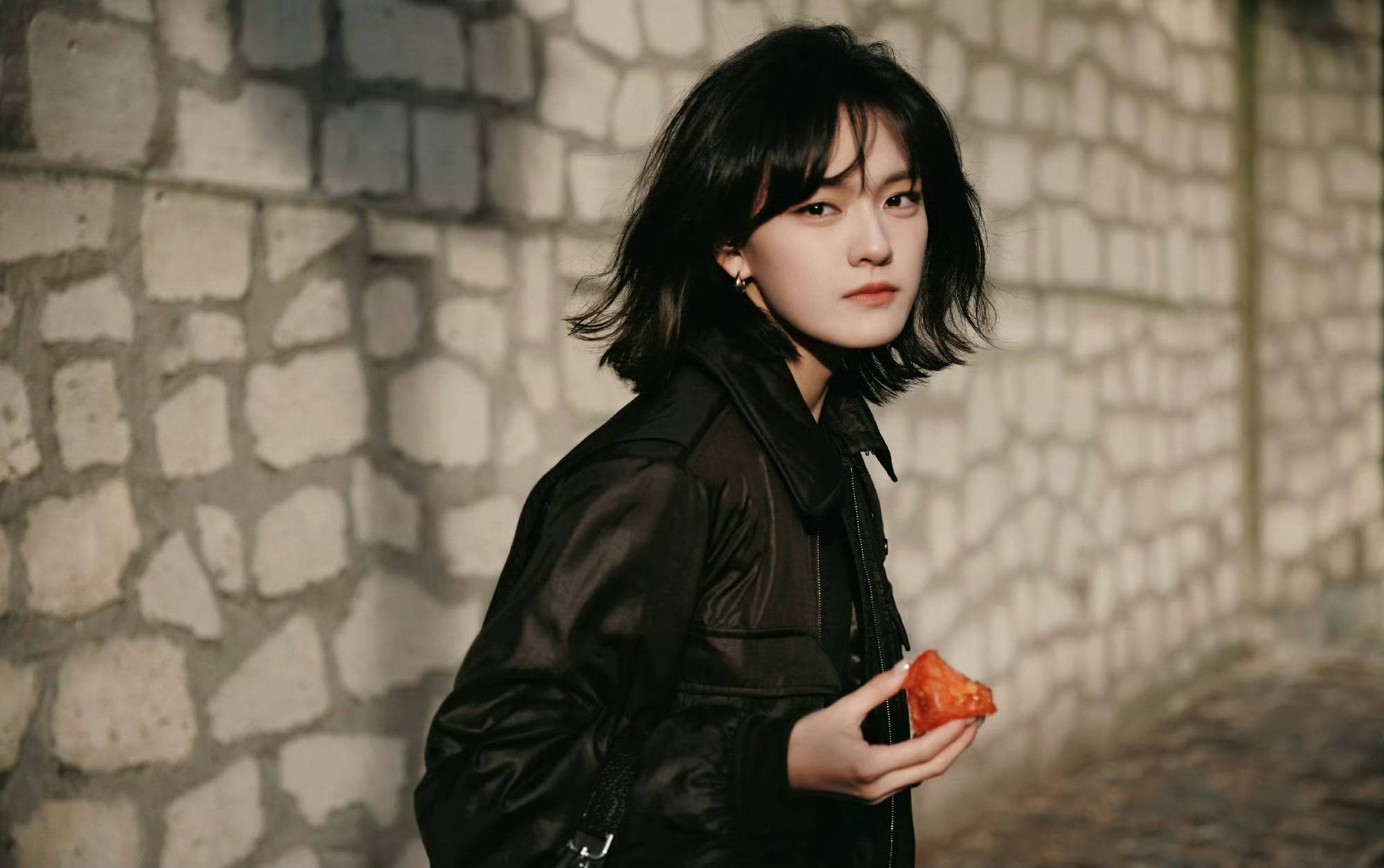 文淇黑皮衣配皮裙街头踱步 凉爽轻松又灵动