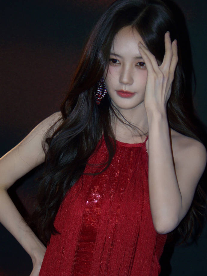李一桐穿红色挂脖裙优好意思大方 单手捋头发激昂怡悦