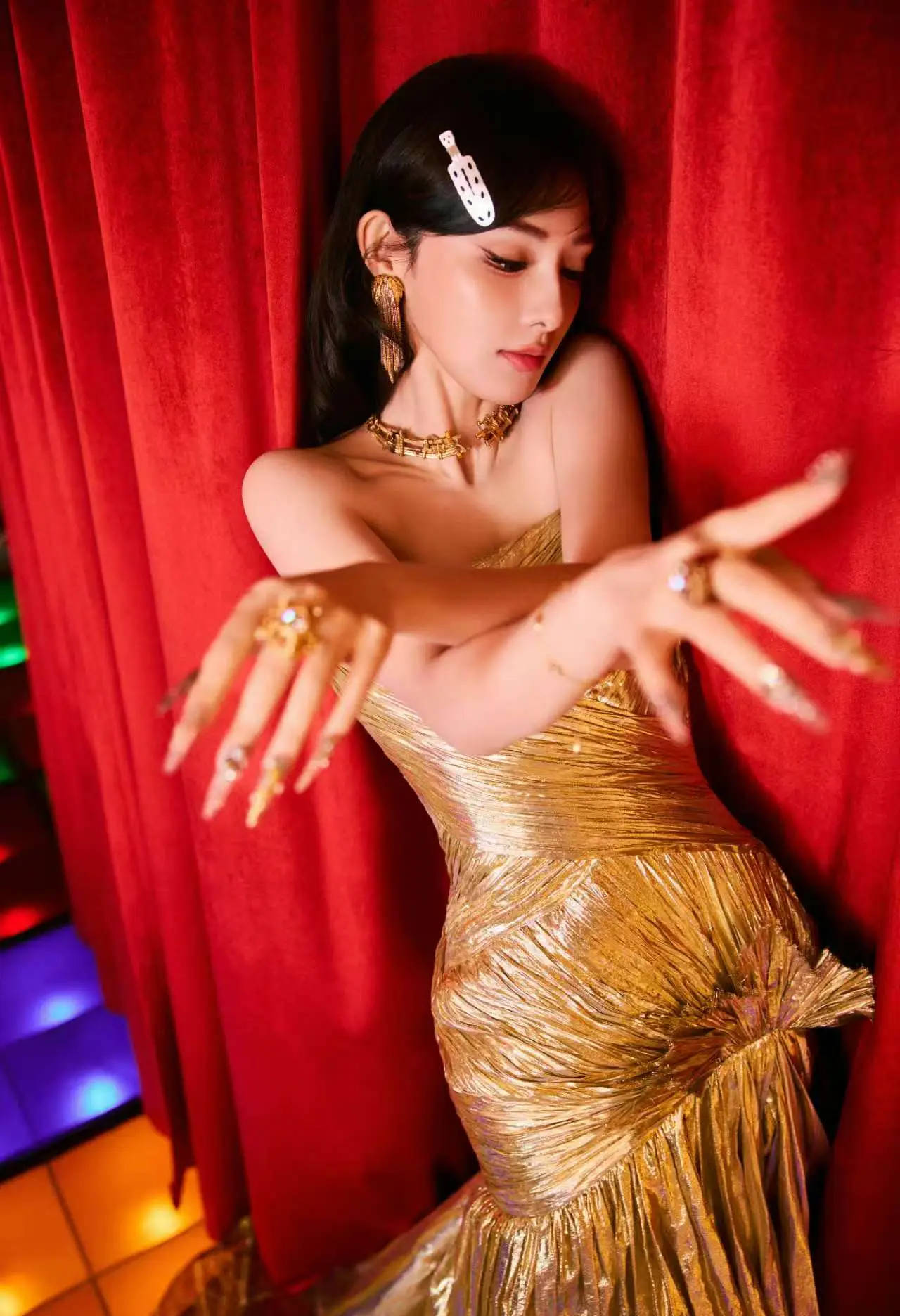 彭小苒穿抹胸礼裙明艳夺目 维握发卡点缀俏皮贵气