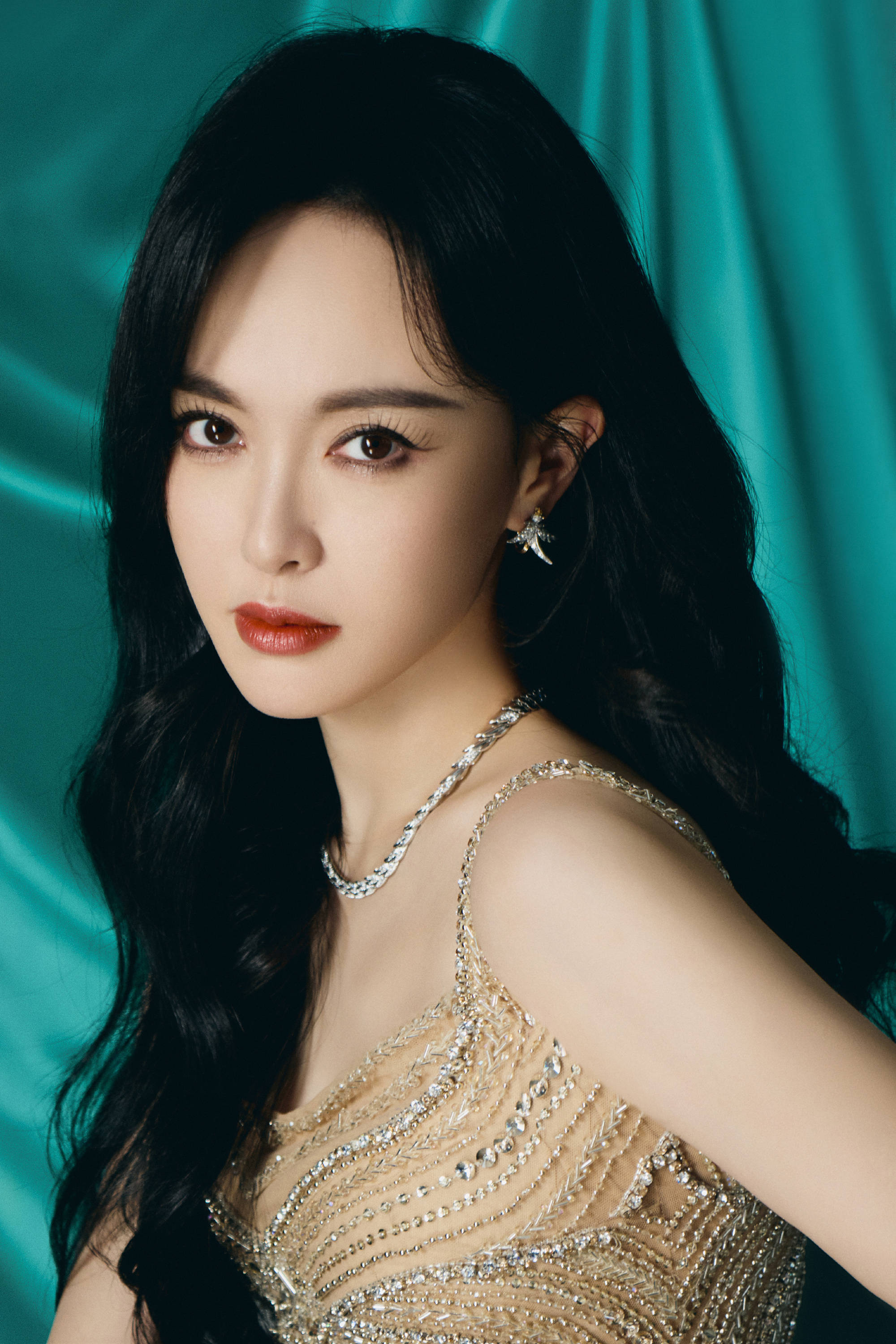 唐嫣穿镶钻吊带能干迷东谈主 笑貌甜好意思面若桃花气色好