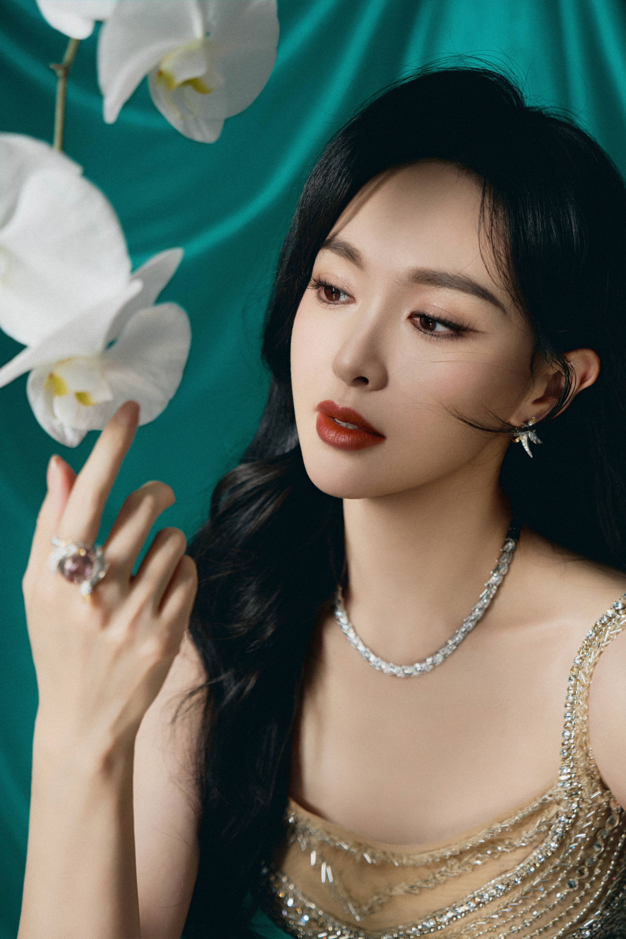 唐嫣穿镶钻吊带能干迷东谈主 笑貌甜好意思面若桃花气色好