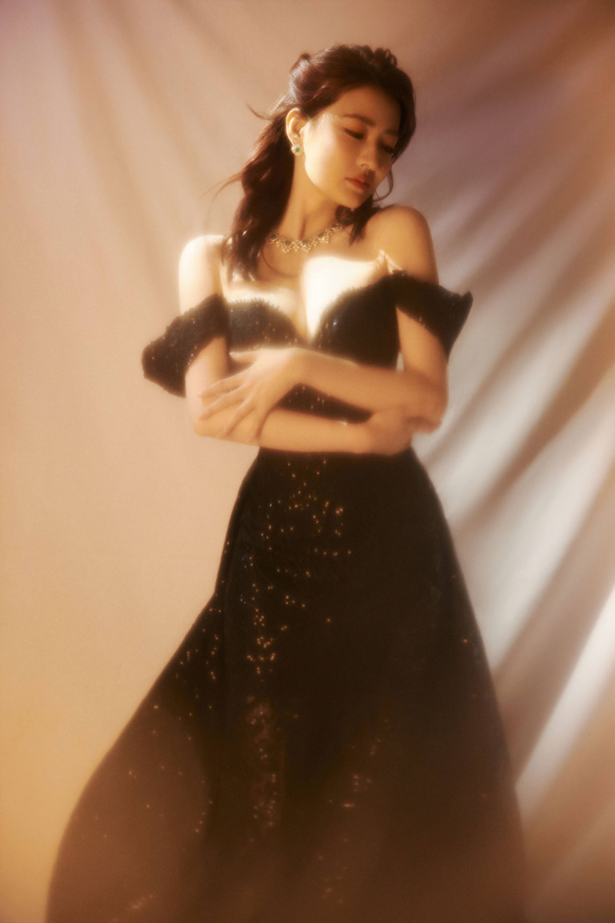 徐璐穿玄色亮片抹胸裙秀好躯壳！宛若性感油画女郎