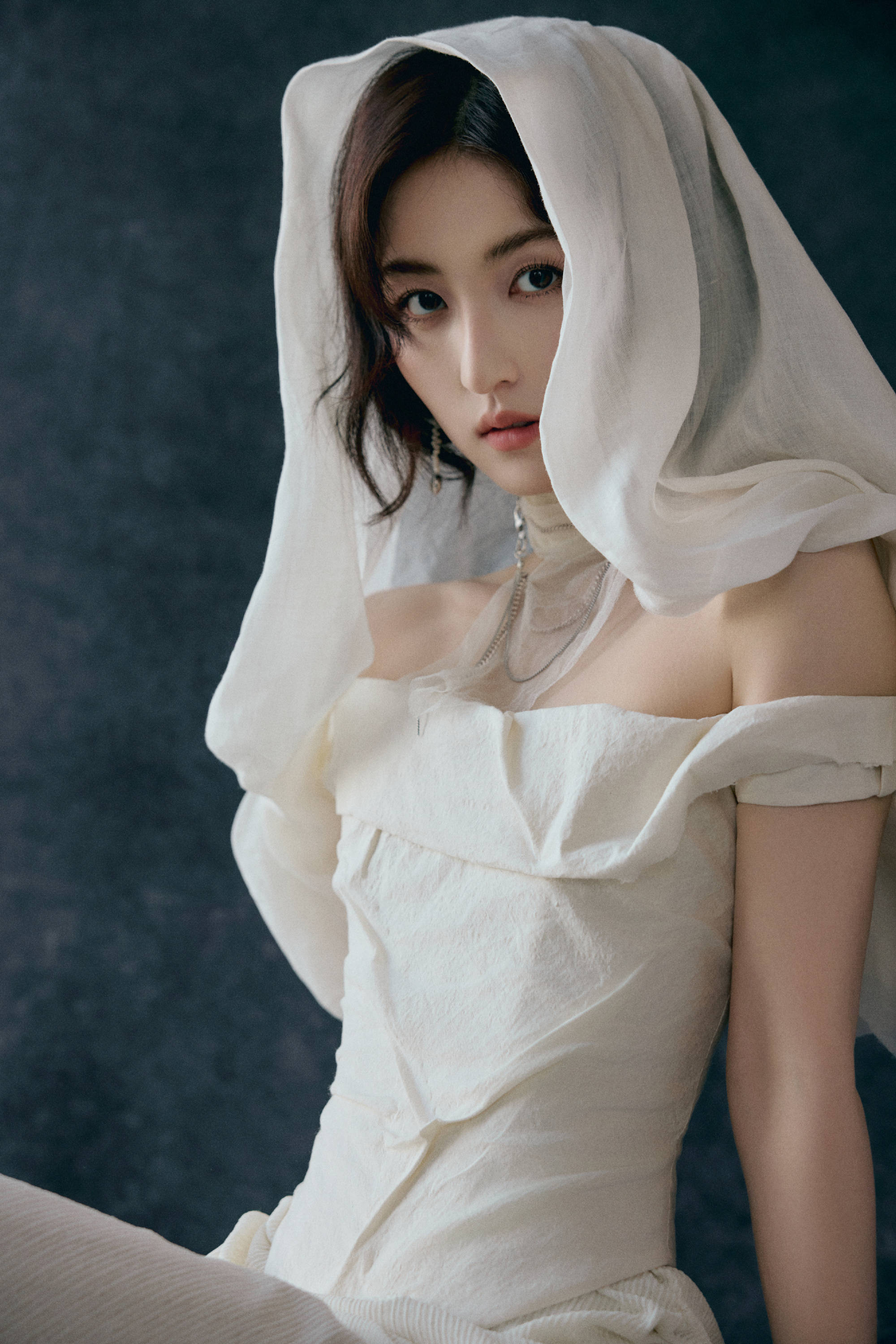 张子枫穿一字肩长裙秘籍矜贵 垂眸千里想似女神驾临