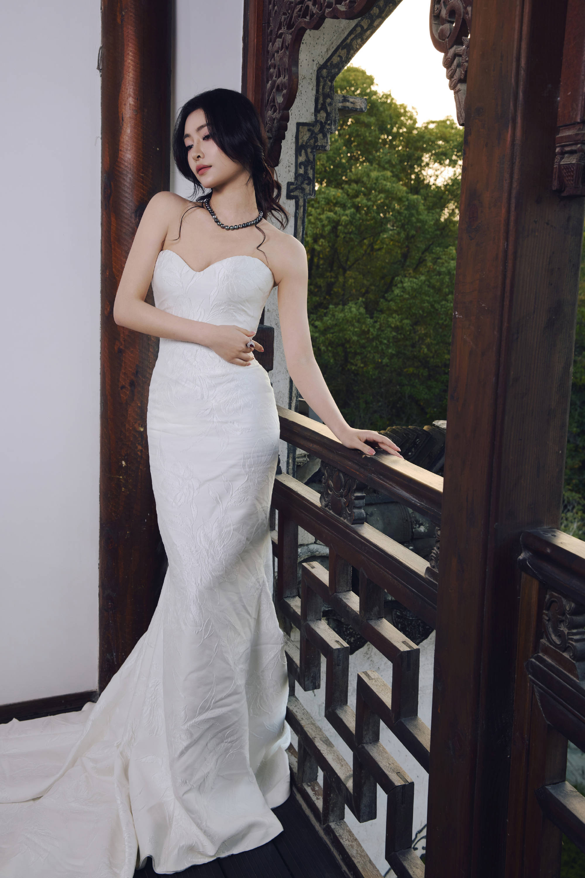 许佳琪穿白抹胸裙魅惑性感 盘发造型尽显撩东说念主魔力