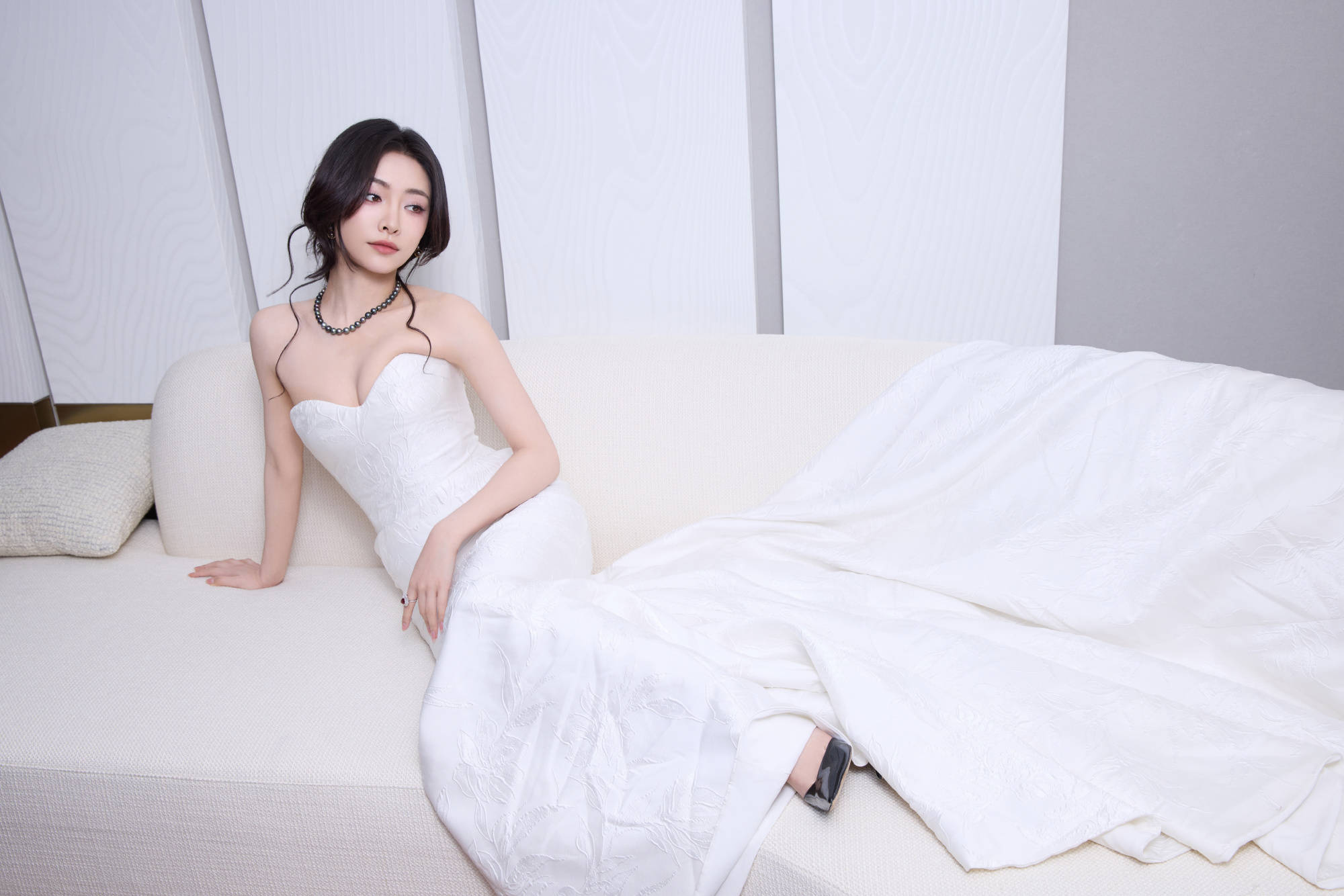 许佳琪穿白抹胸裙魅惑性感 盘发造型尽显撩东说念主魔力