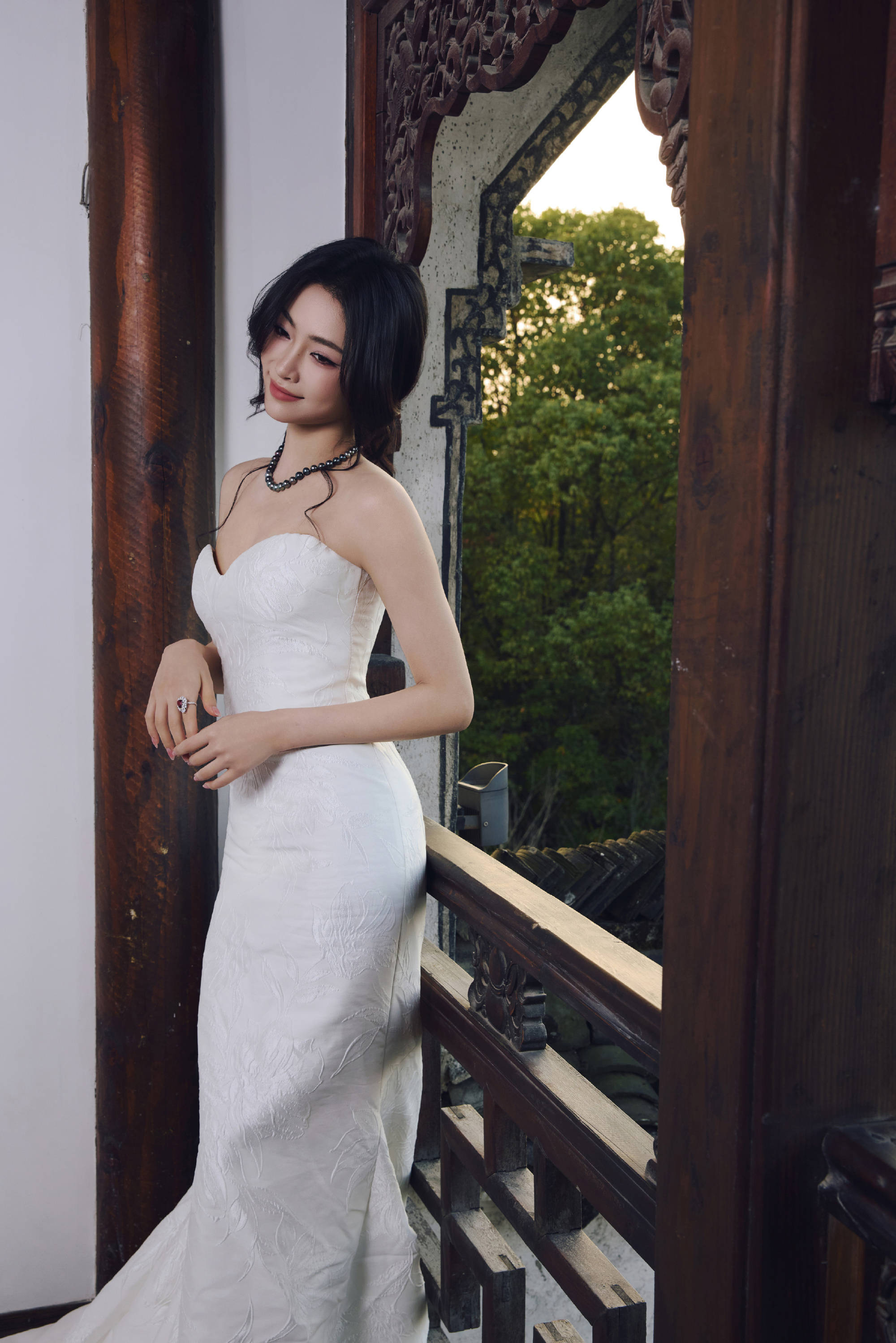 许佳琪穿白抹胸裙魅惑性感 盘发造型尽显撩东说念主魔力