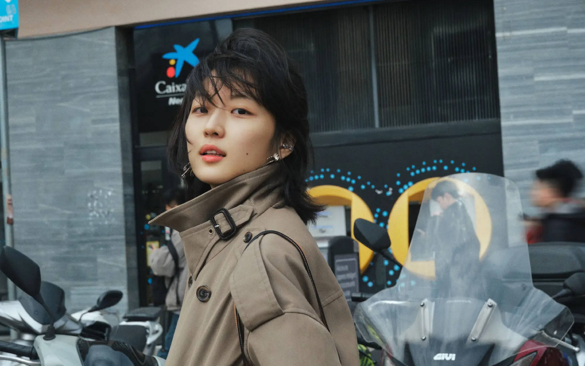 孙千蓝丝巾束发气质阴凉 卡其风衣尽显马虎顺心感