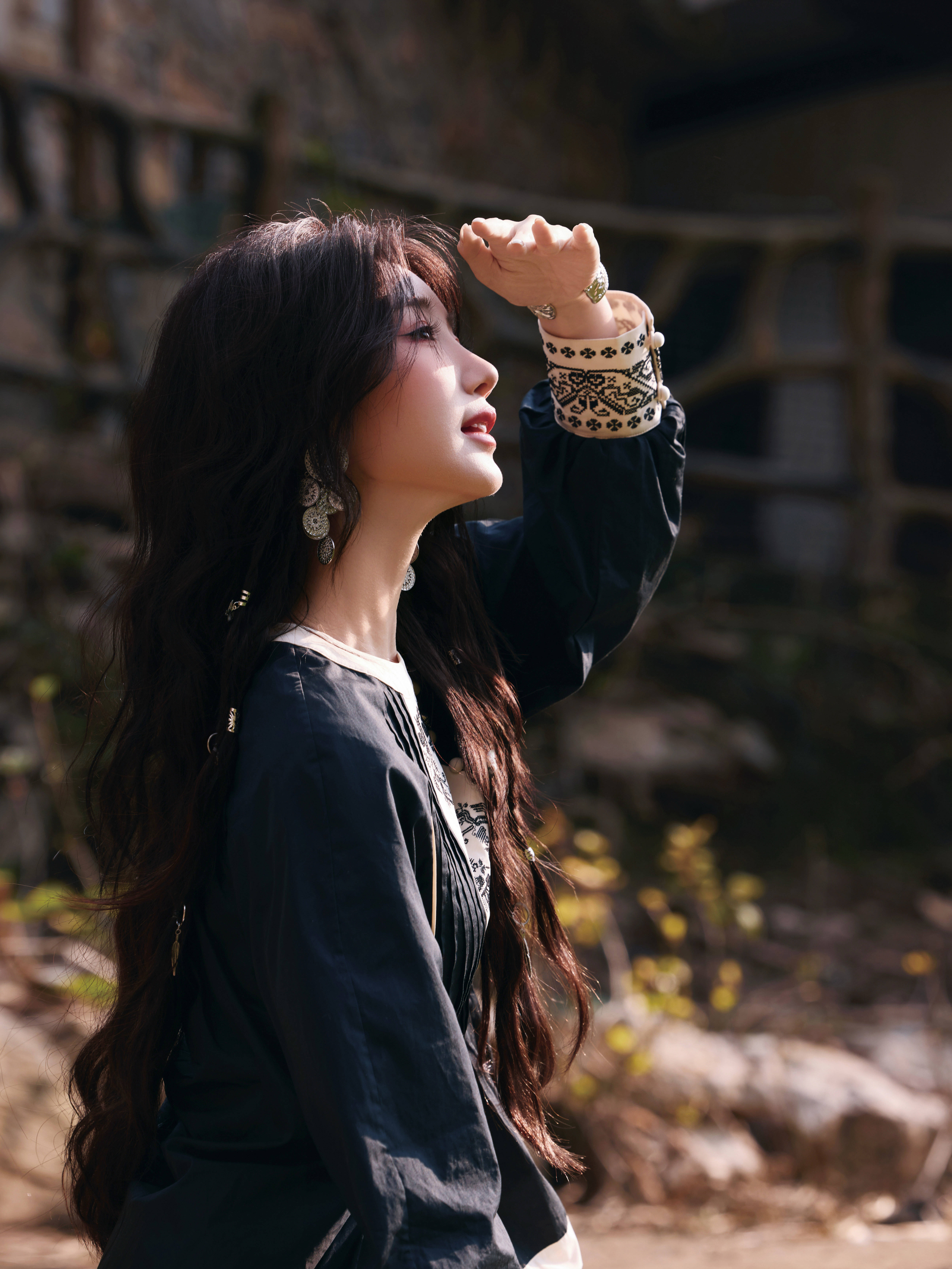 毛晓彤穿民族风衣饰阳光下含笑 长发答应轻易目田