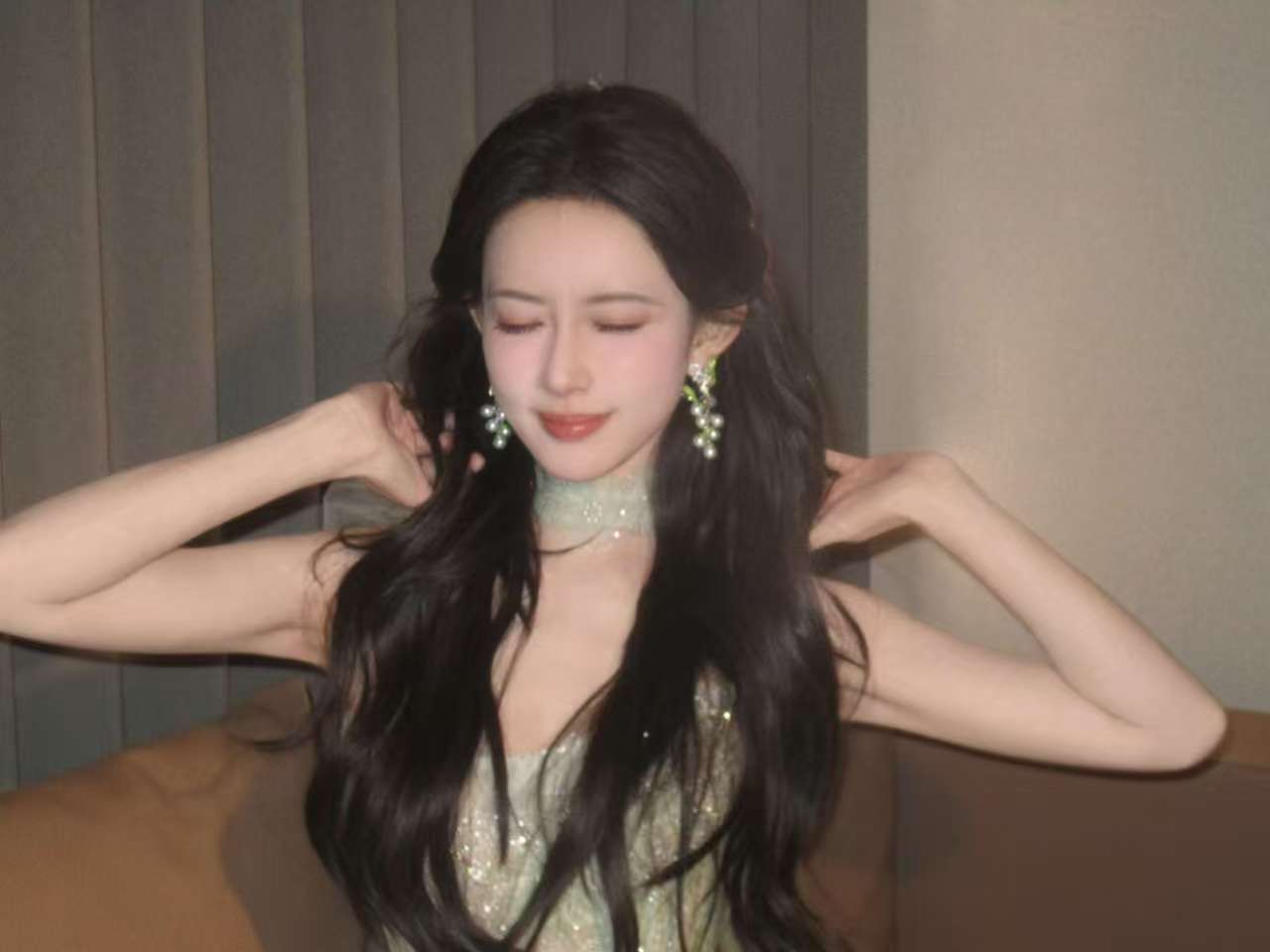 孟子义穿绿抹胸裙柔顺灵动 系大蝴蝶结可儿又仙气