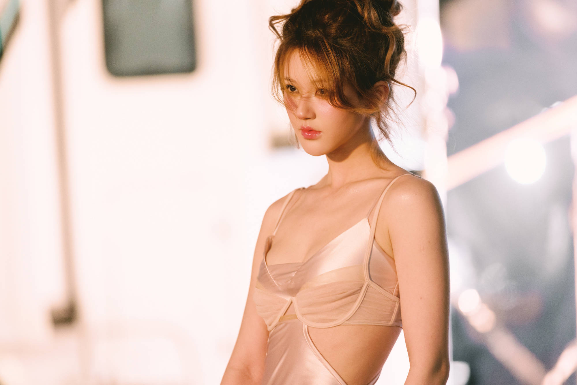 赵露想盘鬈发丸子头慵懒灵动 穿缎面裙弧线玲珑