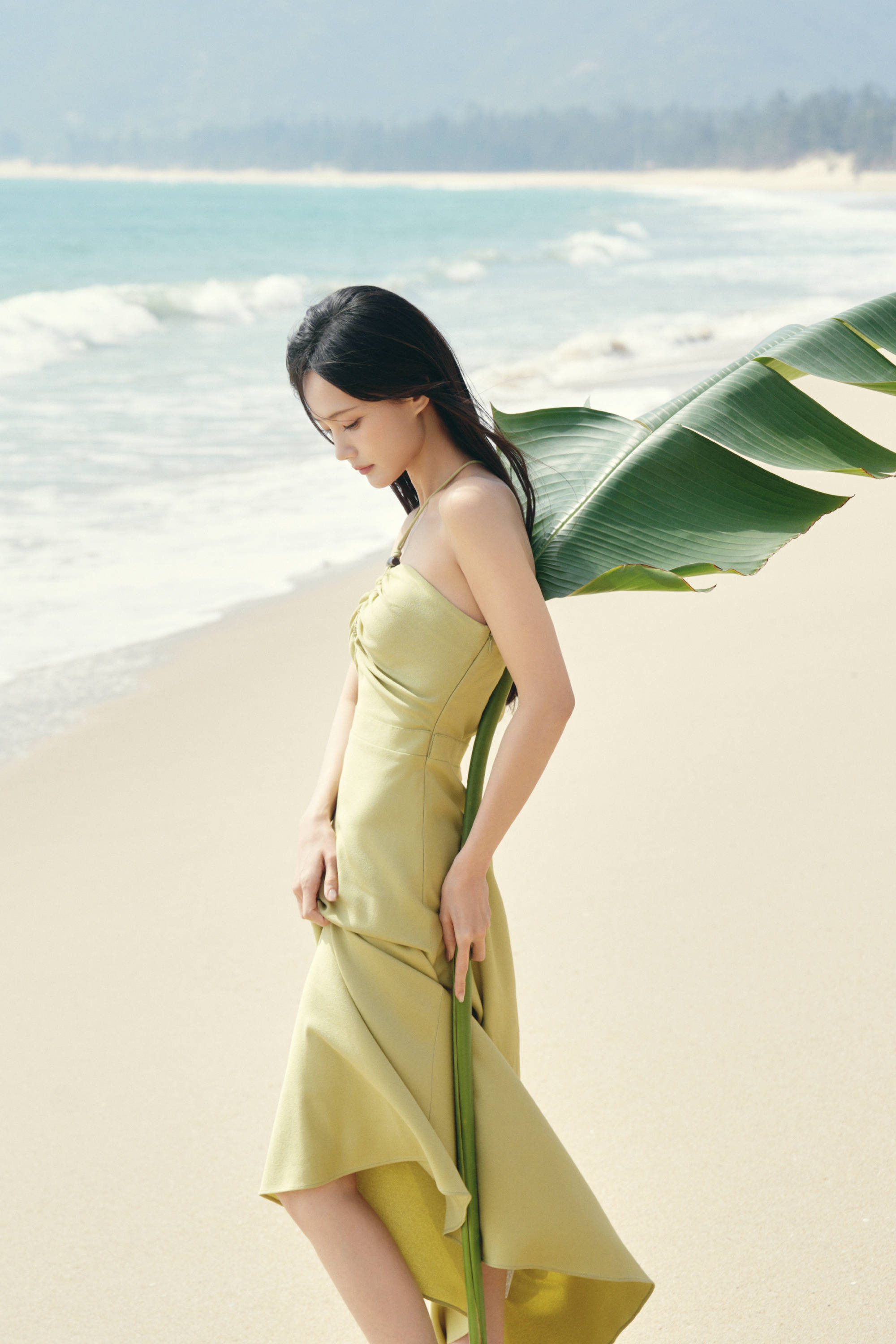 李一桐海边随拍慵懒随便 阴凉穿搭秀优厚体格