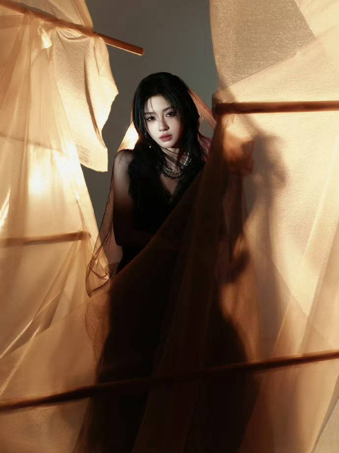 鞠婧祎黑纱长裙魅影翩跹 雾境光影下宛若神女下凡