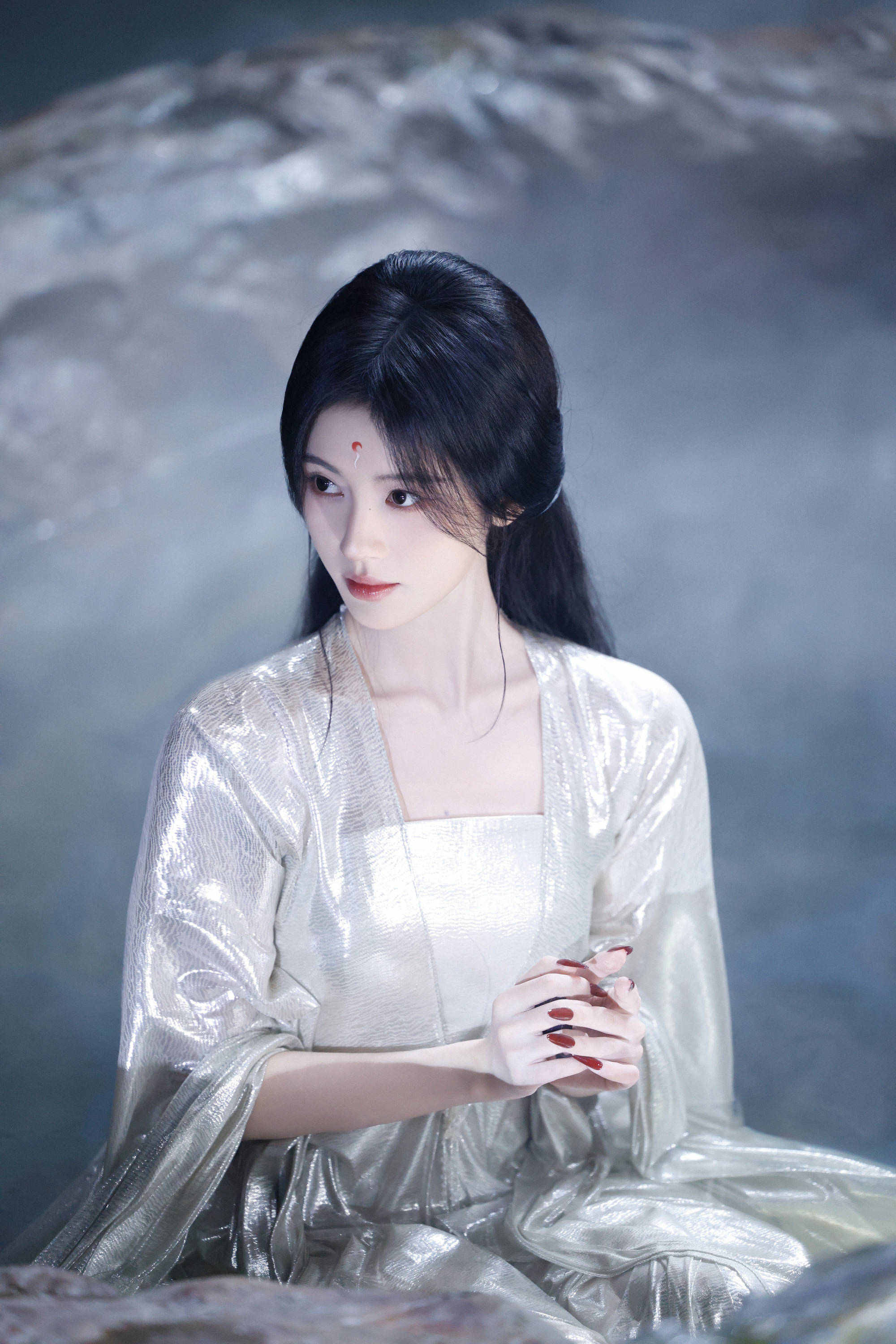 鞠婧祎着银纱古装水中出镜 湿发造型凉爽出尘