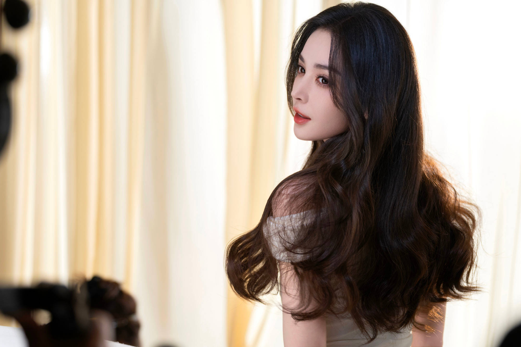 娜扎穿露肩白裙好意思神驾临 大波澜鬈发和缓明艳