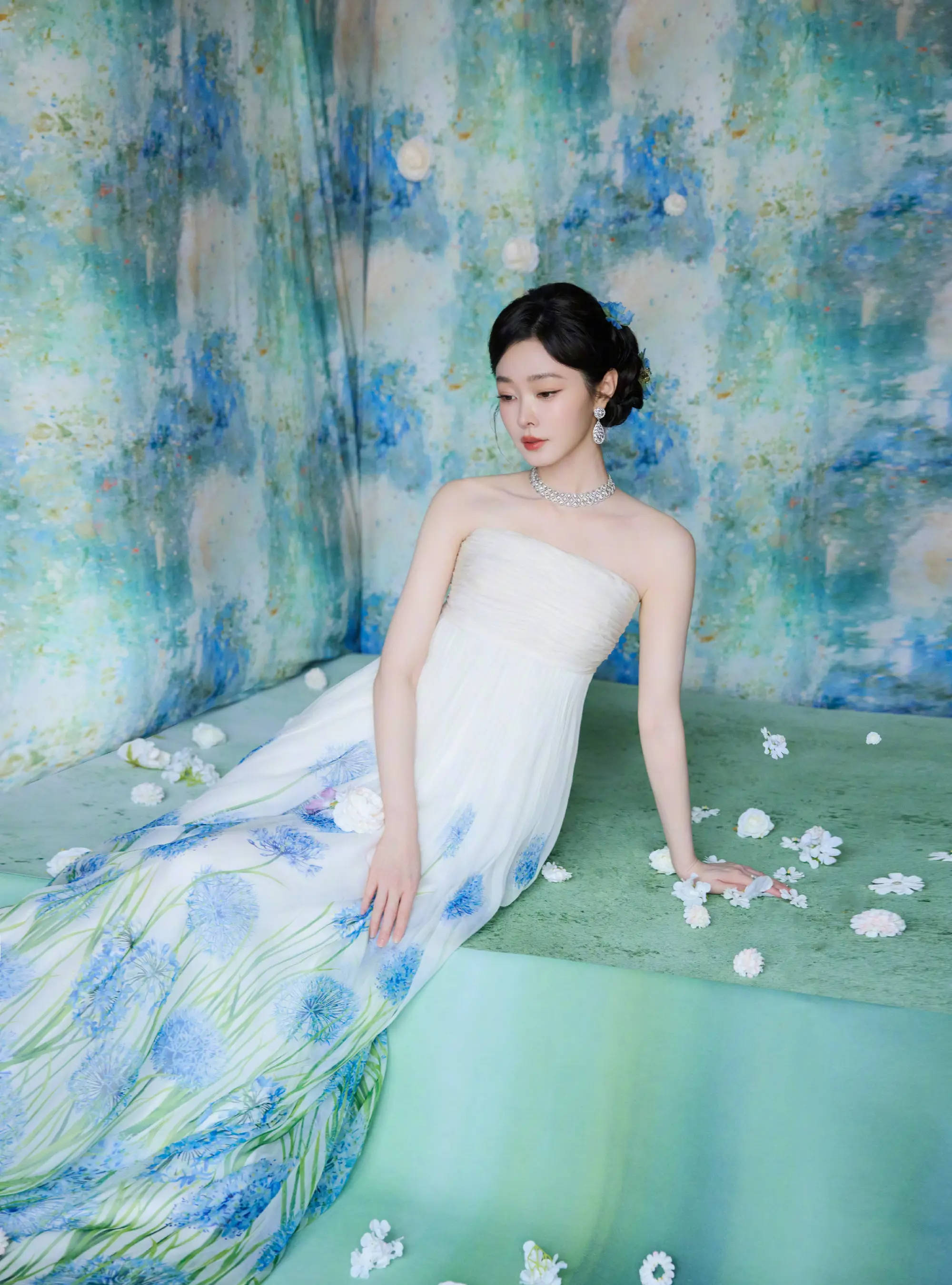 宋轶穿抹胸白裙跻身花海 宛如油画里走出的公主