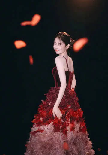 颖儿穿花瓣长裙宛如油画公主 危坐画框中栏杆玉砌