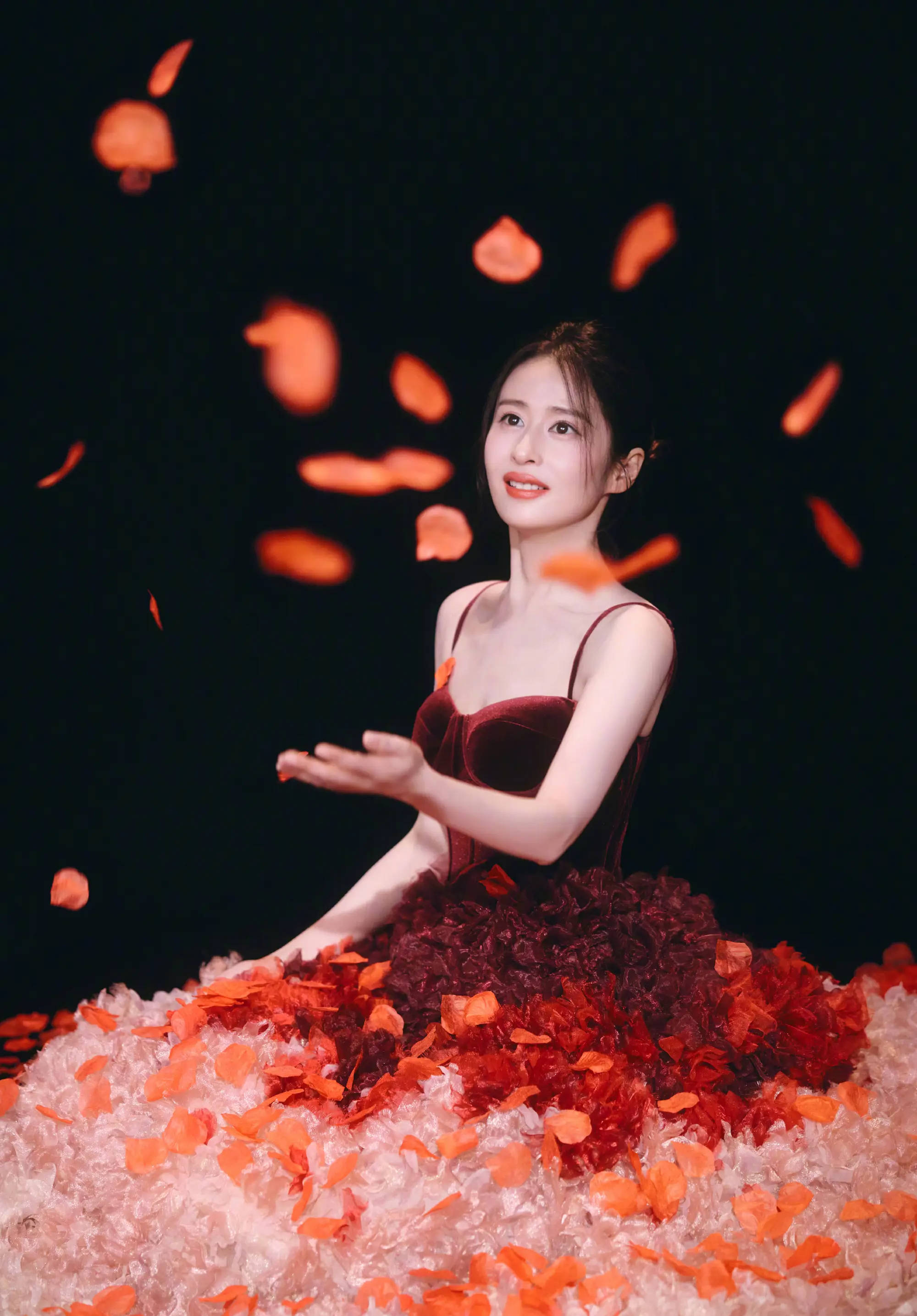 颖儿穿花瓣长裙宛如油画公主 危坐画框中栏杆玉砌