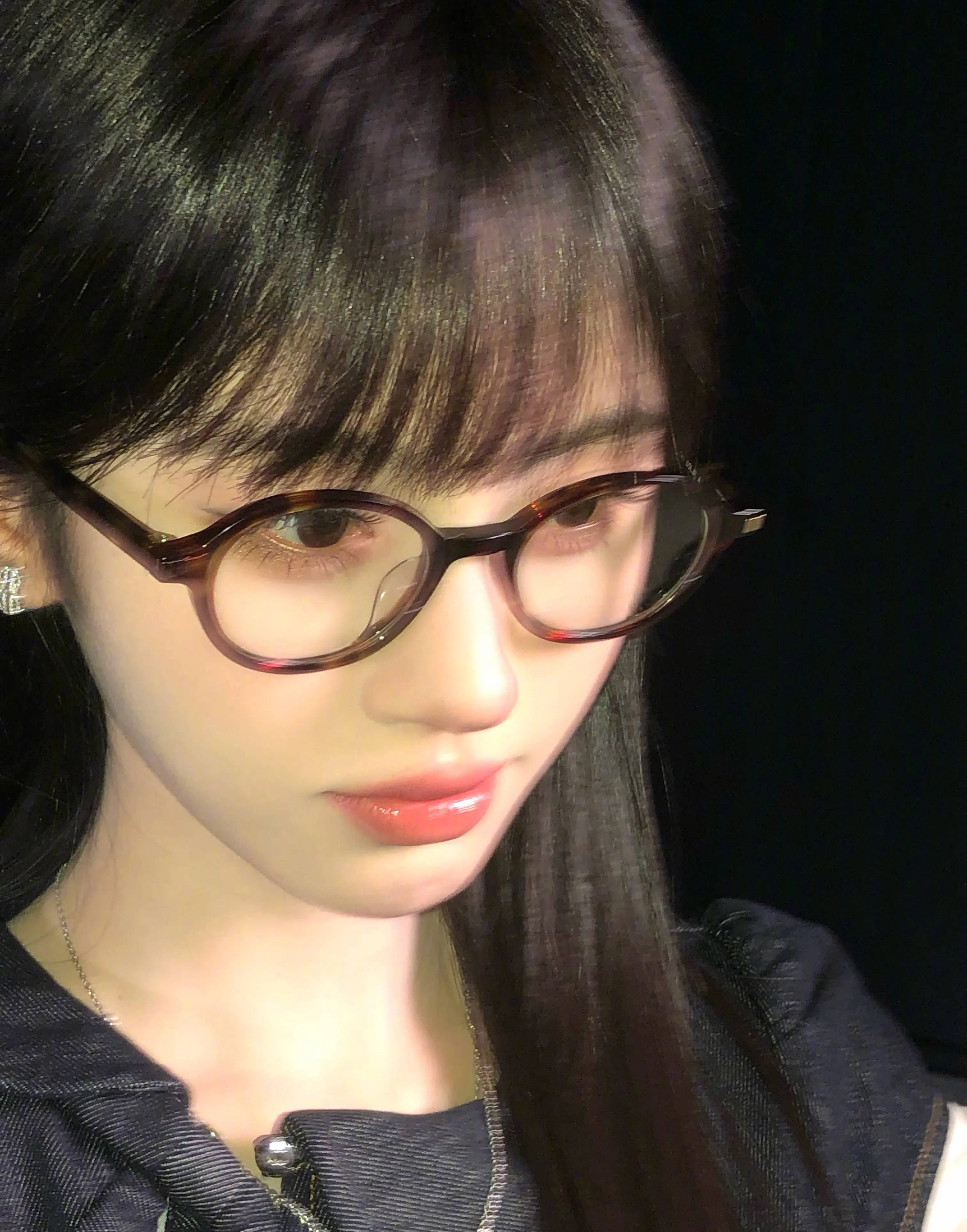 鞠婧祎穿亚比风套装可儿灵动 单手托眼镜卖萌遏抑